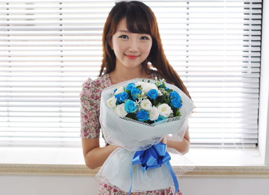 That's cool - Blue rose bouquet