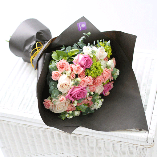 우아하고 로맨틱한 장미꽃다발과 고급스러운 검정 포장알록달록 장미빛 꽃다발