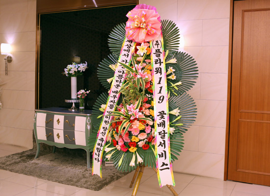 결혼식 축하3단화환 -(3단고급중형) 가장아름다운 배우자를 맞이한 당신.... 꽃집 꽃배달