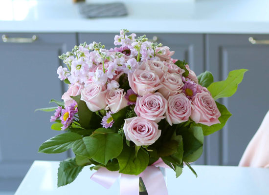 전국으로 꽃 보내세요 - 핑크 장미와 화병 꽃집 꽃배달