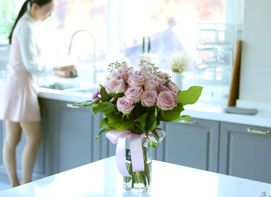 전국으로 꽃 보내세요 - 핑크 장미와 화병 꽃집 꽃배달
