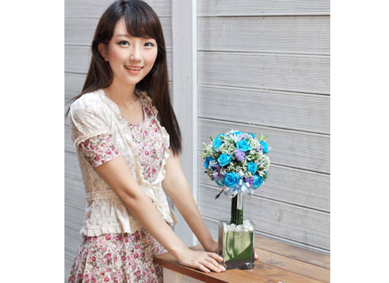 []That's cool - Blue topiary  ɹ