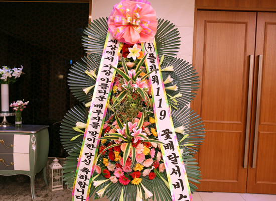 결혼식 축하3단화환 -(3단고급중형) 가장아름다운 배우자를 맞이한 당신.... 꽃집 꽃배달
