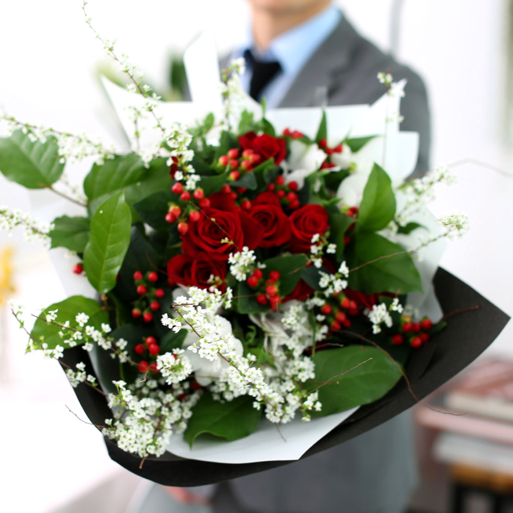 Spring loves Spring red roses
