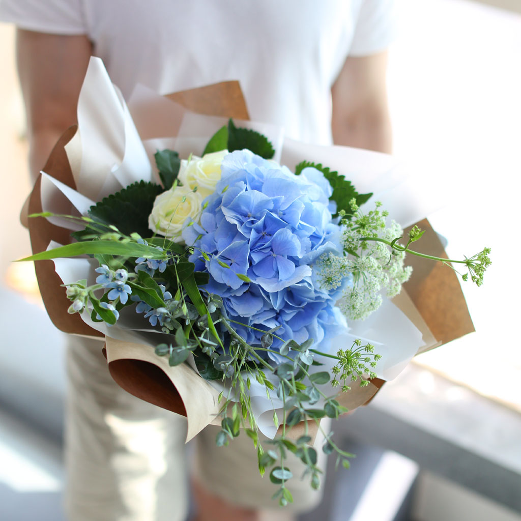 [/ǹ] Blue and white