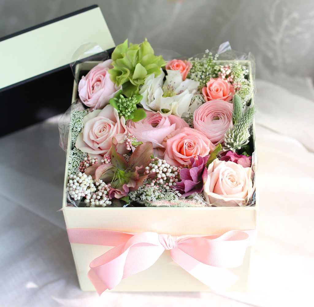 [,]  Love is a rose - A pink