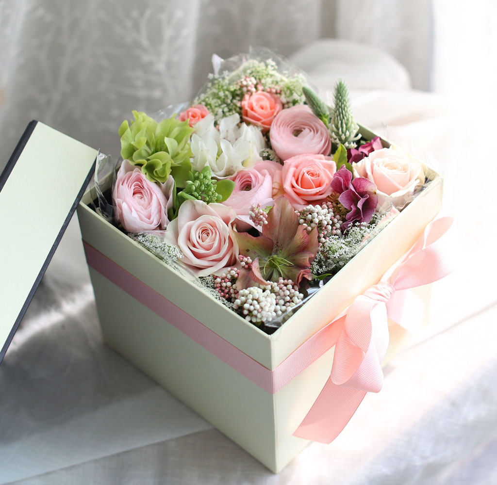 [,]  Love is a rose - A pink