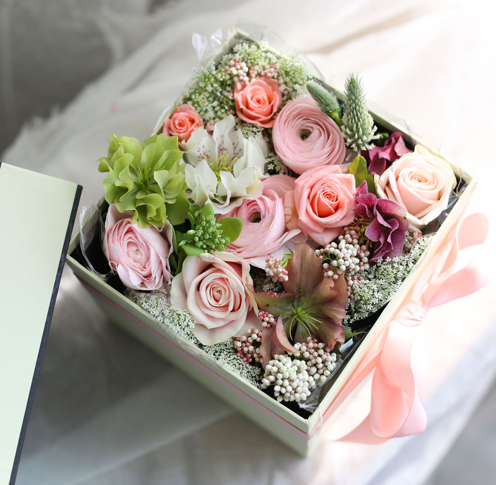 [,]  Love is a rose - A pink