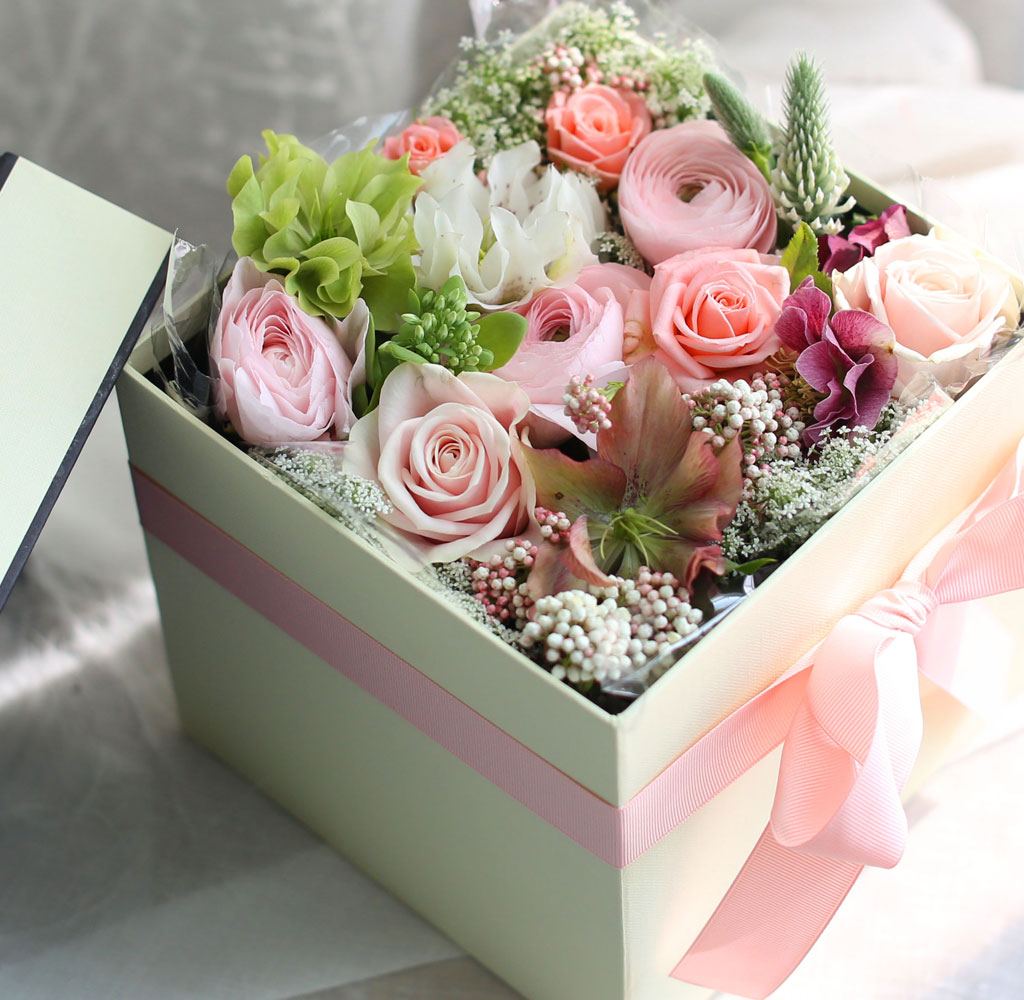 [,]  Love is a rose - A pink