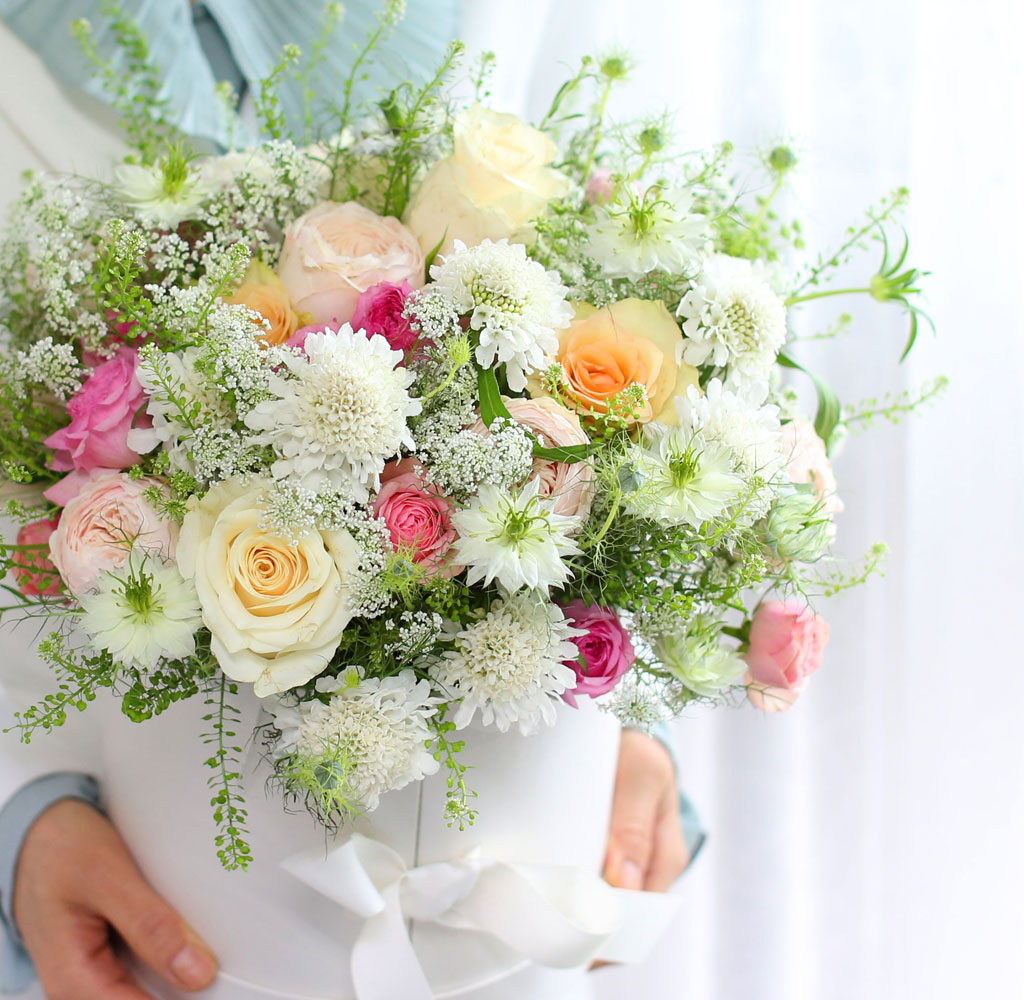 [,]  From a fairy tale snow white  ɹ