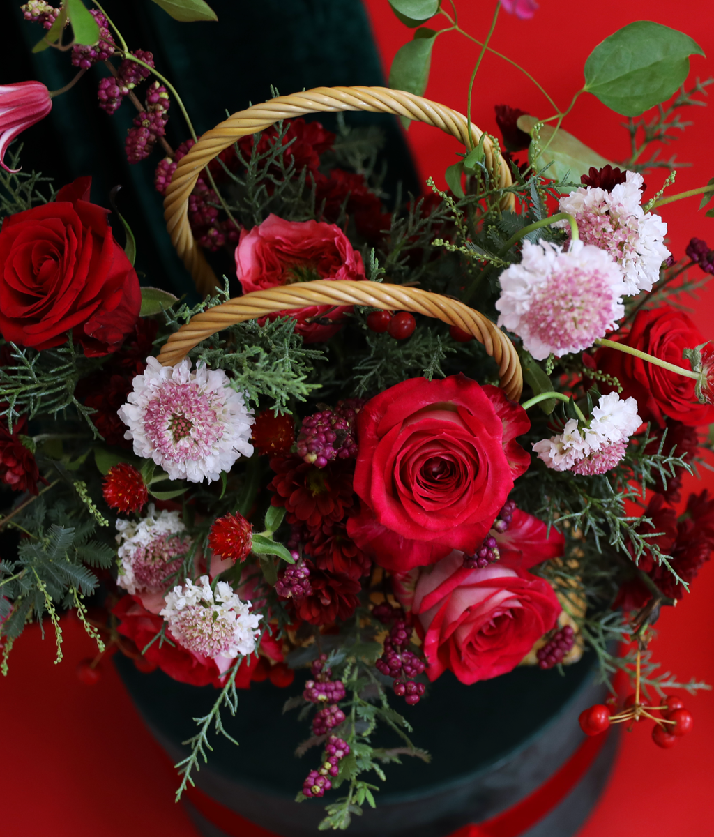 Merry Ruby Basket Bouquet  ɹ