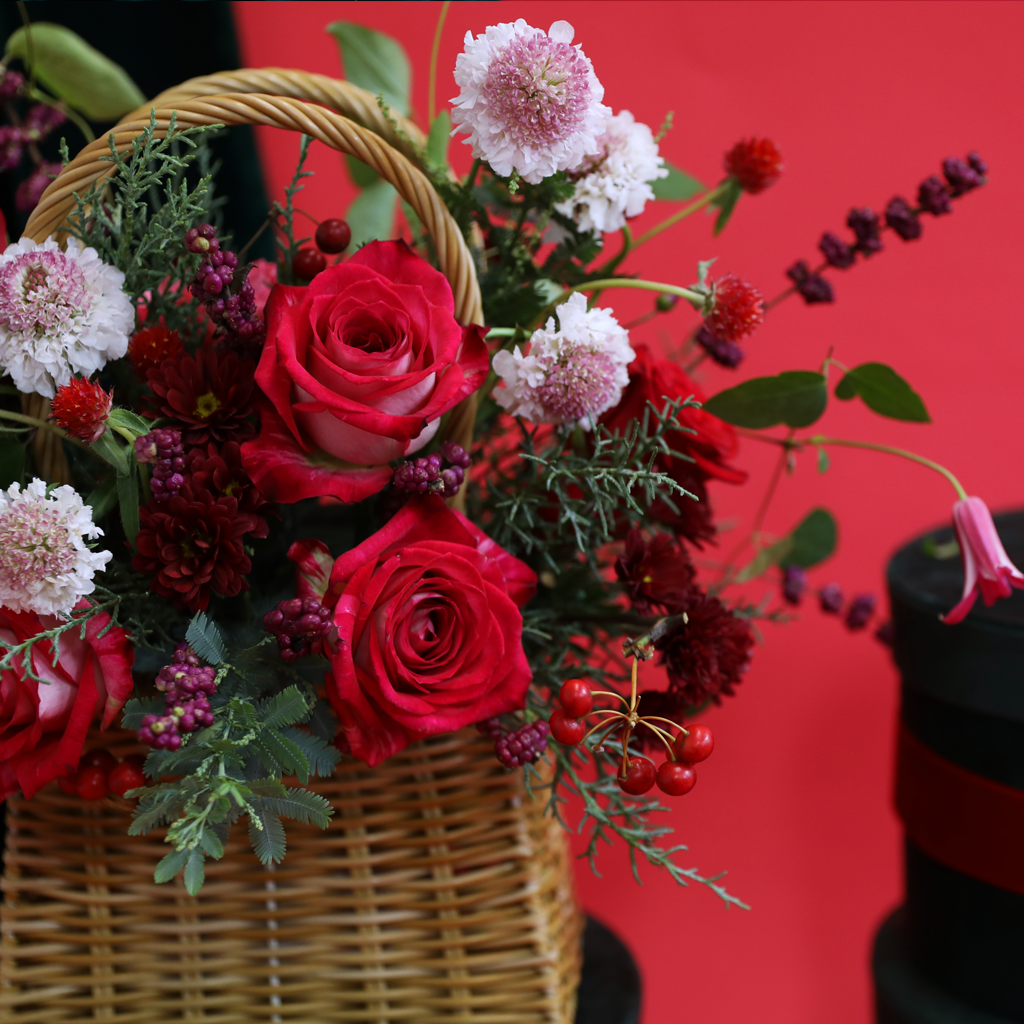 Merry Ruby Basket Bouquet  ɹ