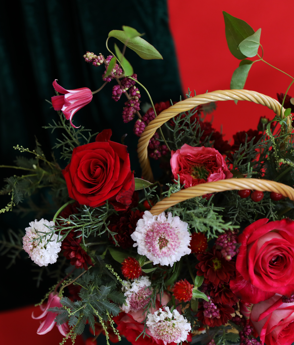 Merry Ruby Basket Bouquet  ɹ