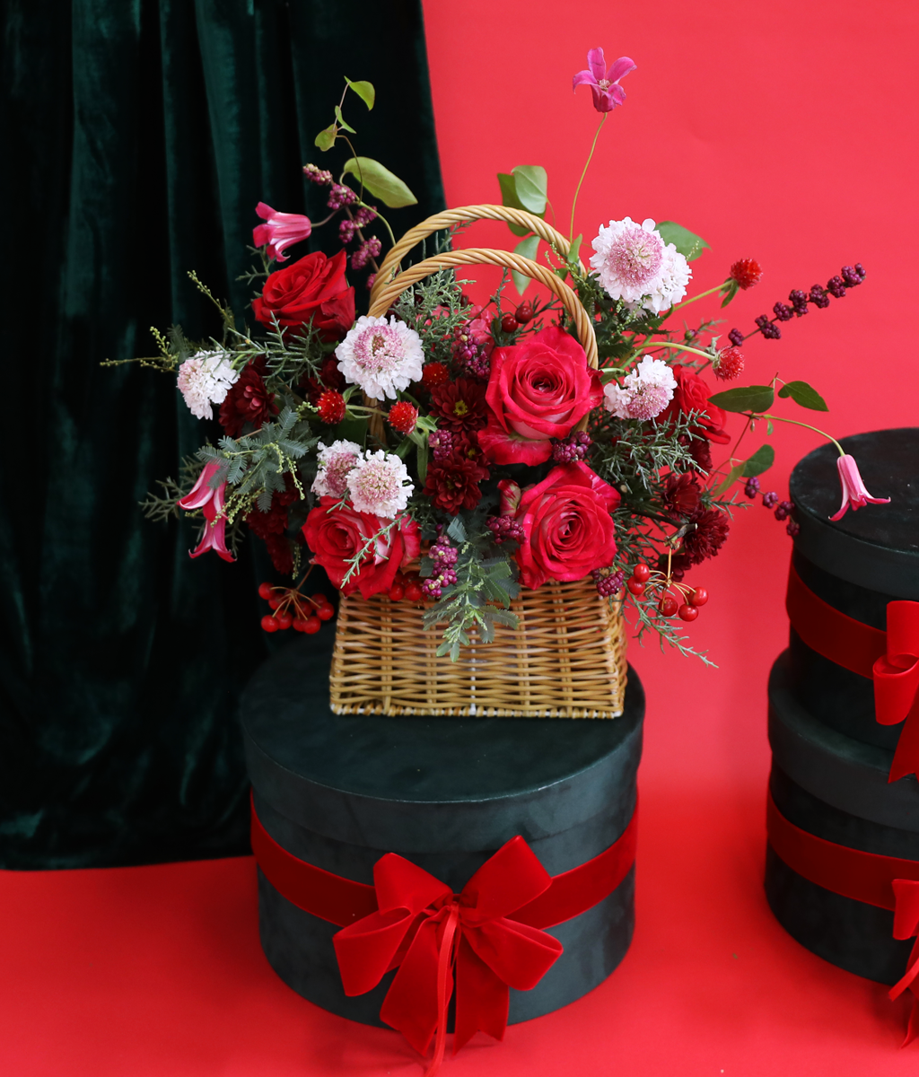 Merry Ruby Basket Bouquet  ɹ