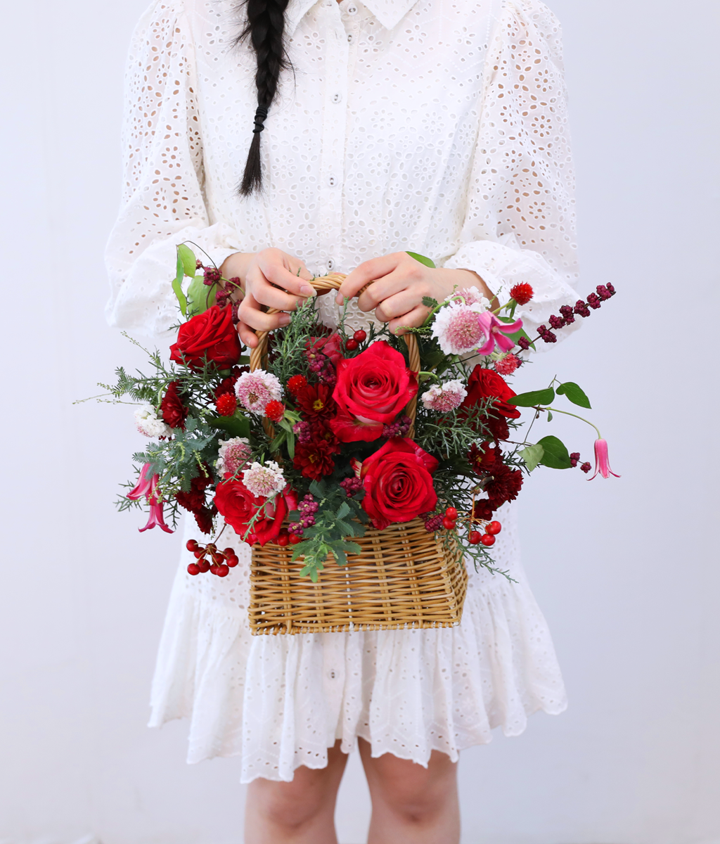 Merry Ruby Basket Bouquet  ɹ
