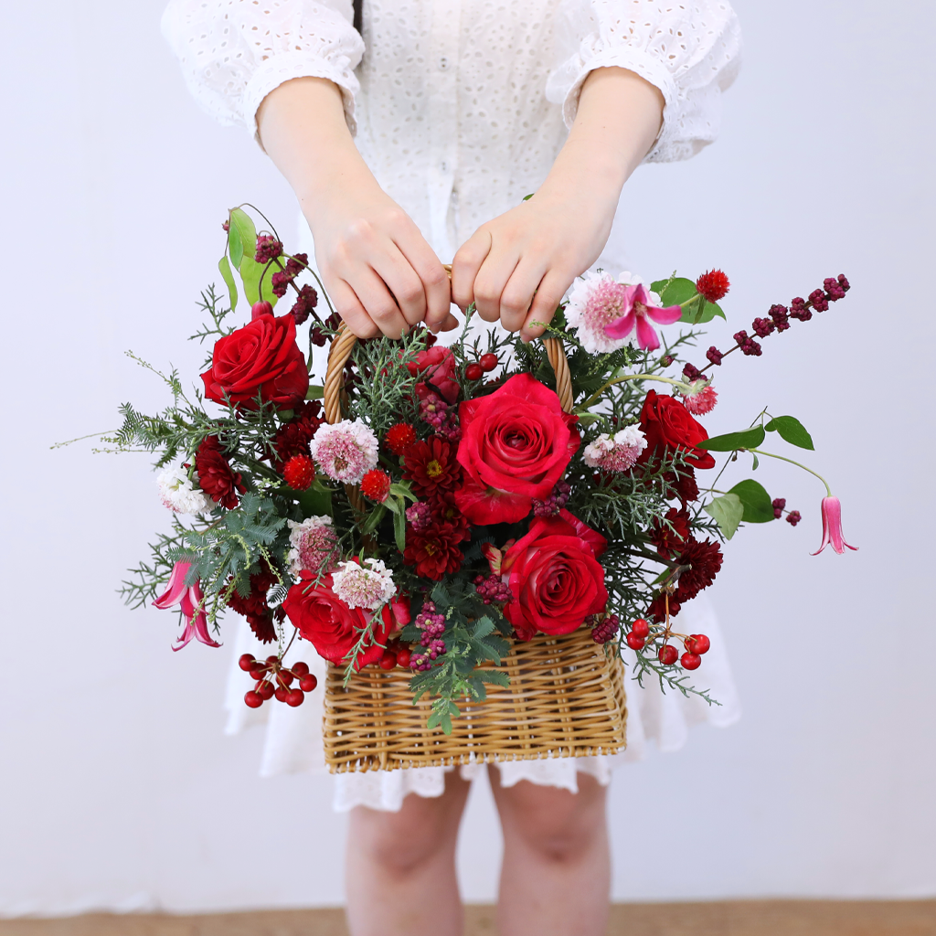 Merry Ruby Basket Bouquet  ɹ