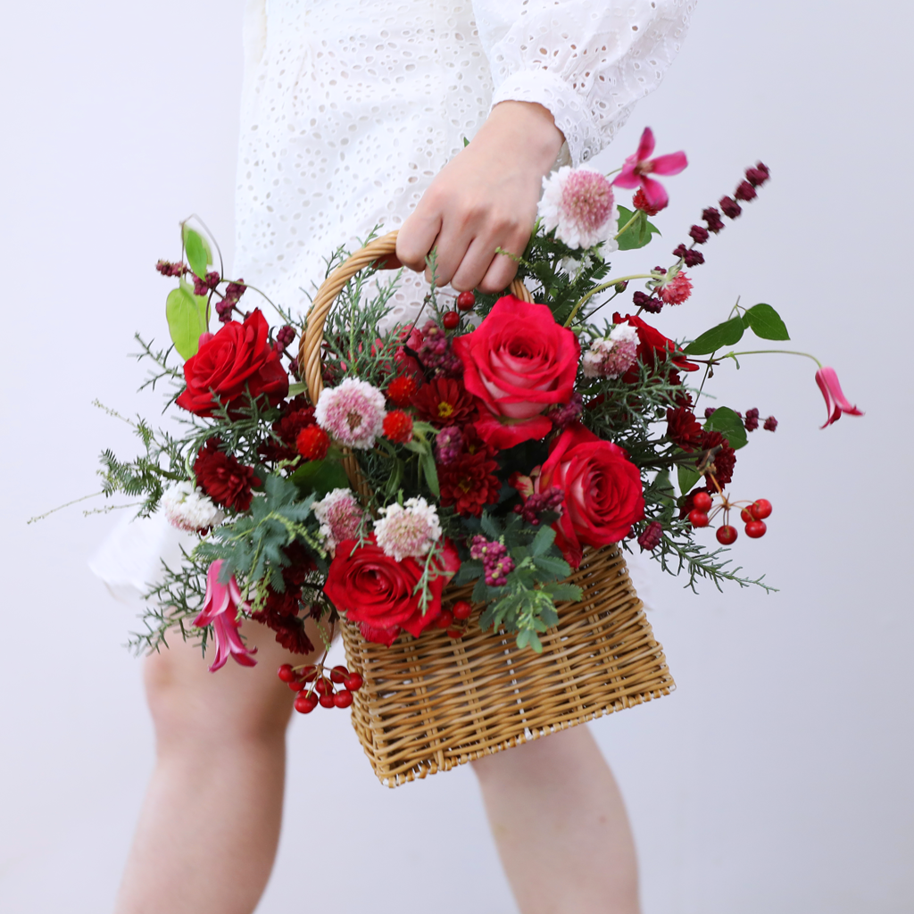 Merry Ruby Basket Bouquet  ɹ