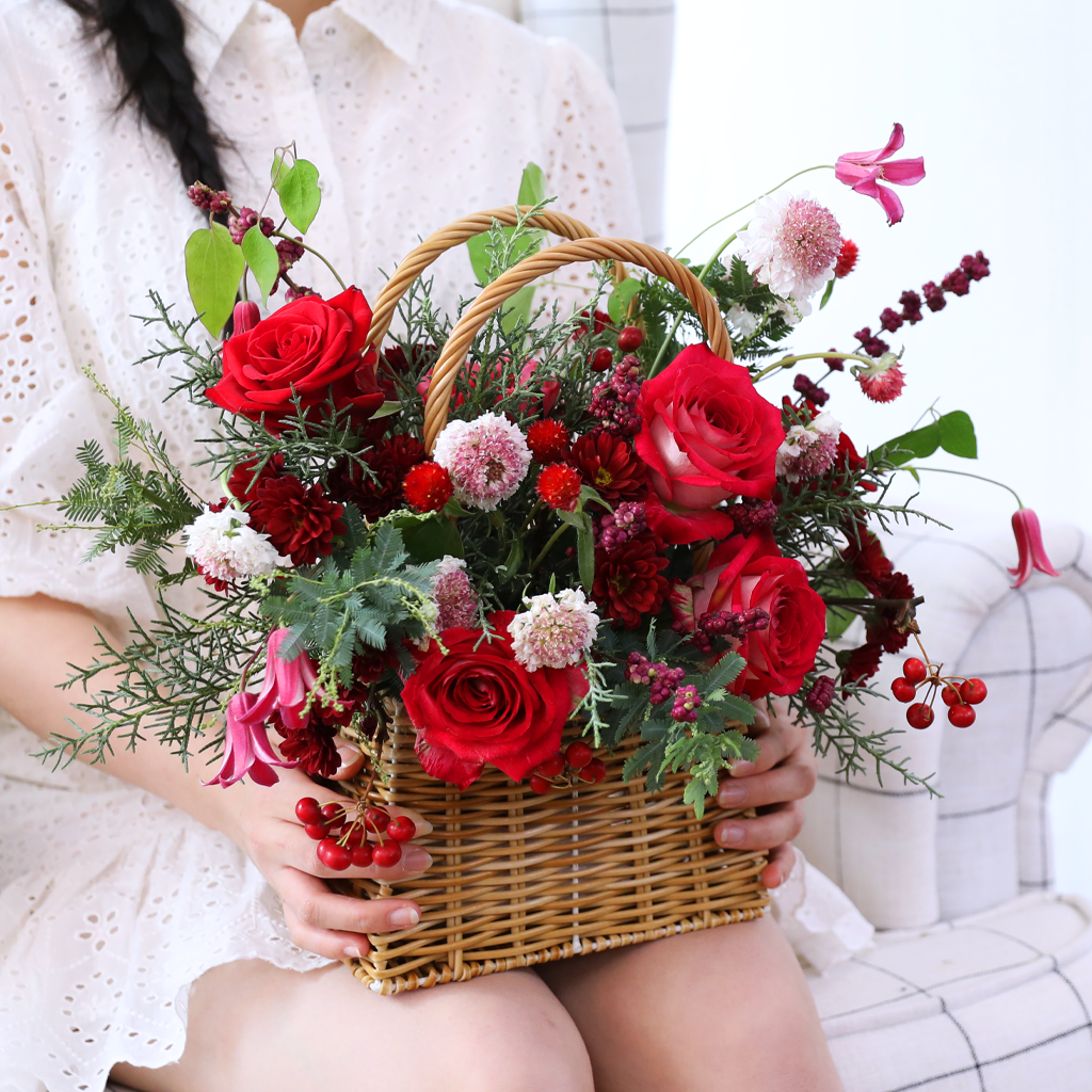 Merry Ruby Basket Bouquet  ɹ