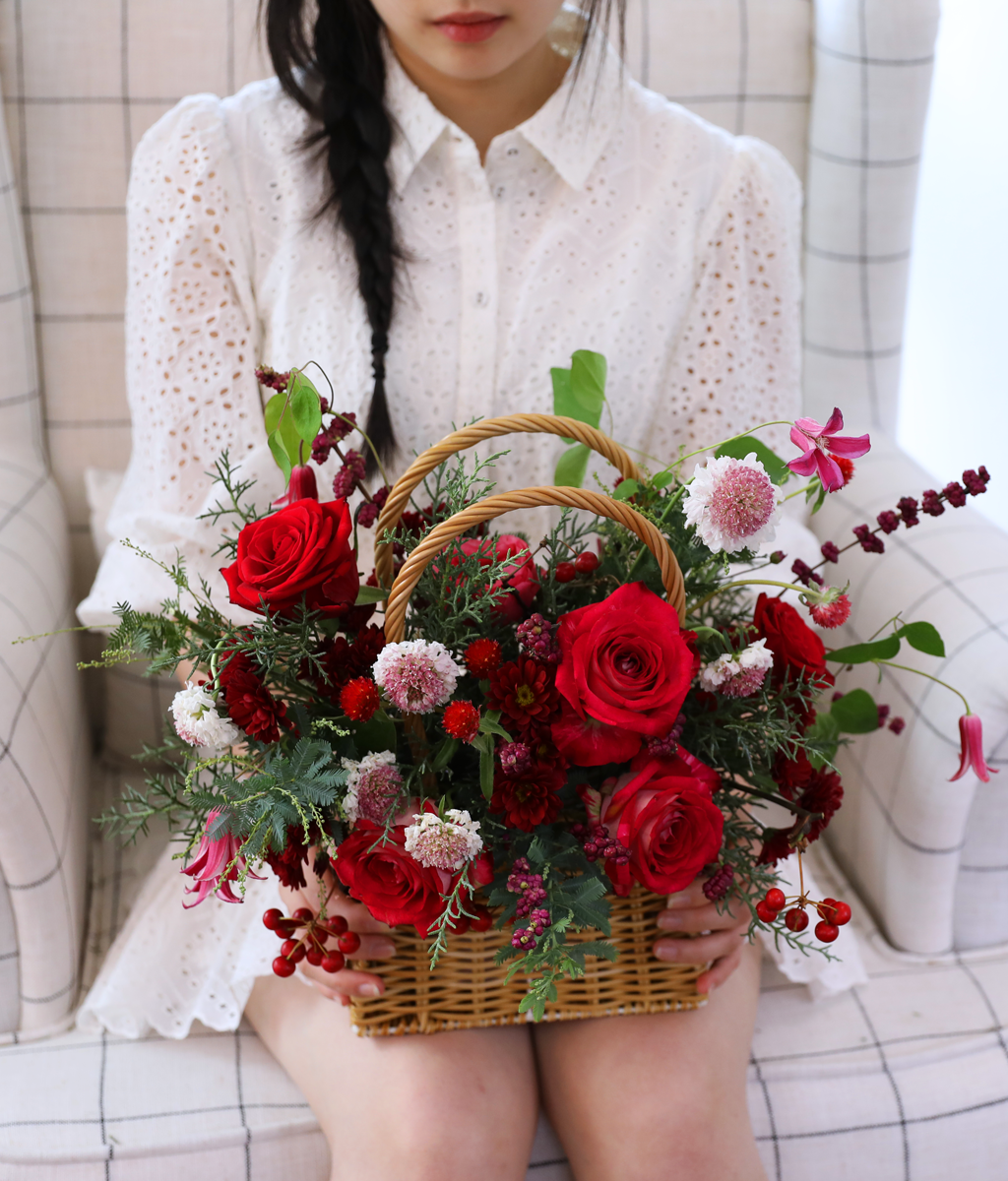 Merry Ruby Basket Bouquet  ɹ
