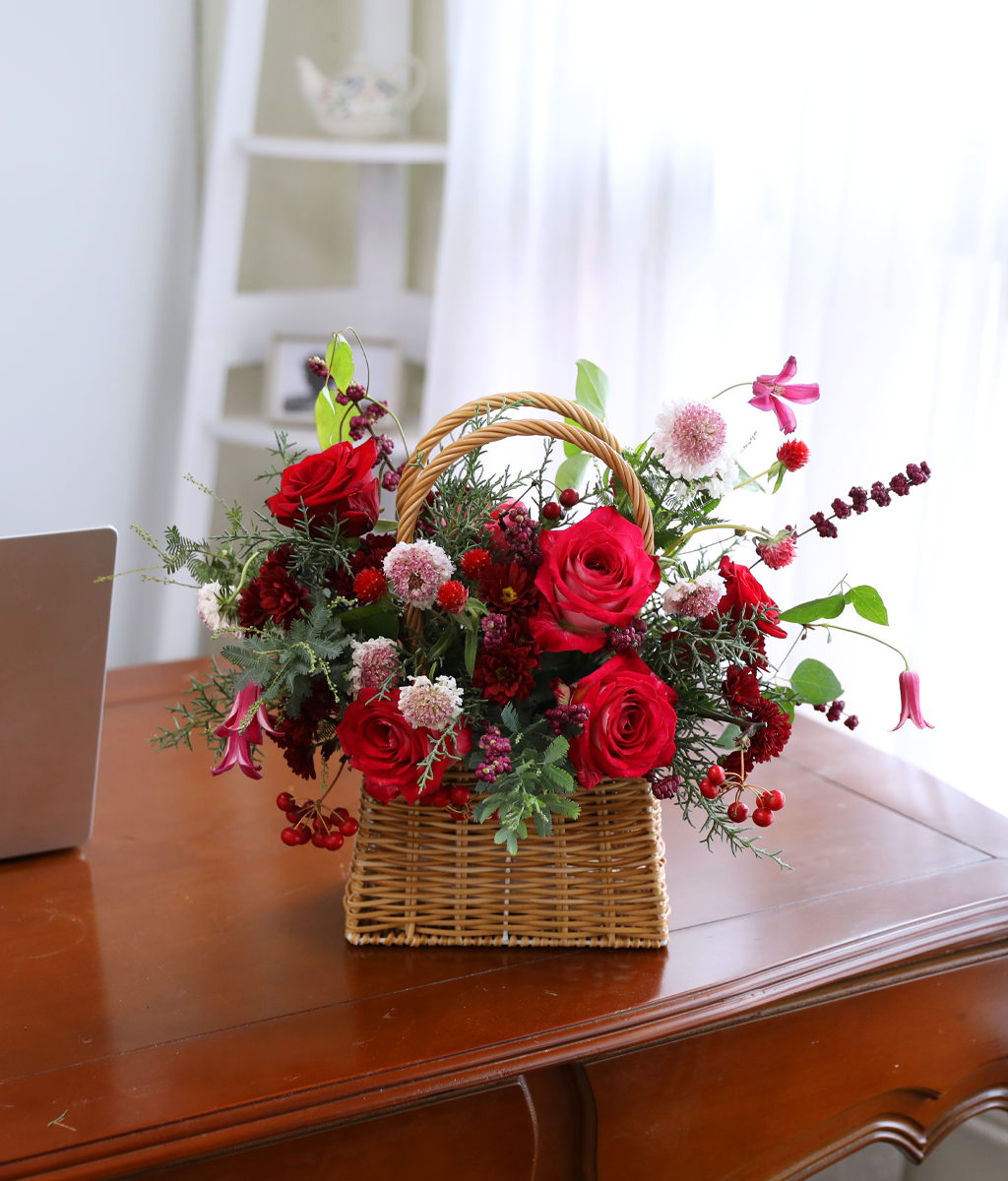 Merry Ruby Basket Bouquet  ɹ