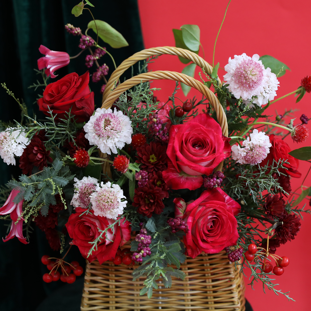 Merry Ruby Basket Bouquet  ɹ