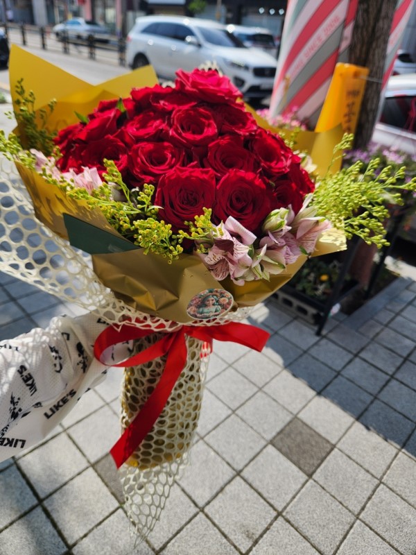 Only red roses ɹ  